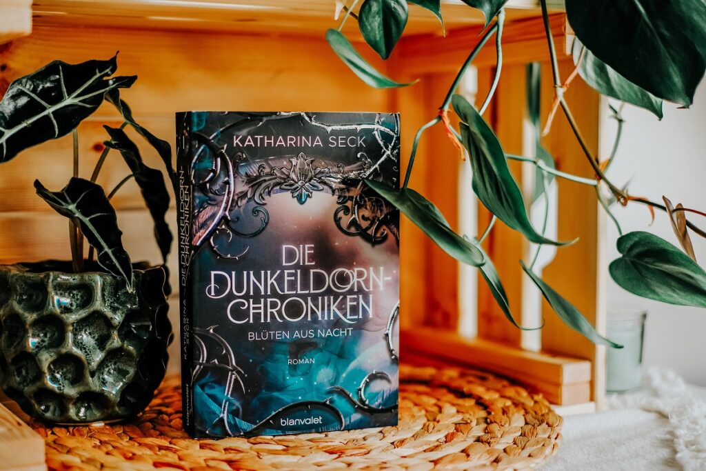 „Die Dunkeldorn Chroniken – Blüten aus Nacht“, Dunkeldorn Chroniken, Blüten aus der Nacht, Band 1, Katharina Seck, Blanvalet Verlag, Fantasy Books, Magie, Pflanzen Magie, Opal