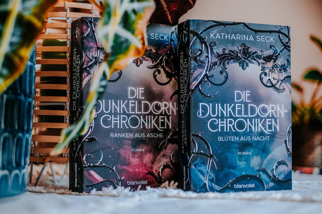 „Die Dunkeldorn Chroniken – Ranken aus Asche“, Katharina Seck, Blanvalet Verlag, "Blanvalet Verlag", Fantasy Reihe, Dunkeldorn Chroniken, „Die Dunkeldorn Chroniken – Blüten aus Nacht“, Dunkeldorn Chroniken, Blüten aus der Nacht, Fantasy Books, Magie, Pflanzen Magie, Opal, Mystery