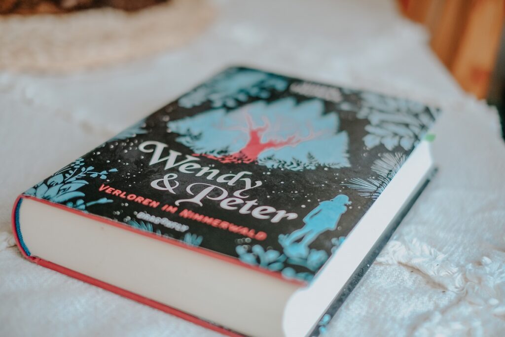 „Wendy & Peter – Verloren im Nimmerwald“, Peter Pan, „Yadriel & Julian – Cemetery Boys“, Aiden Thomas, Dragonfly Verlag, Harper Collins Verlag, Queerbooks, "The Cemetery Boys", Rezensionsexemplar, New York Times Bestseller, Nimmerland