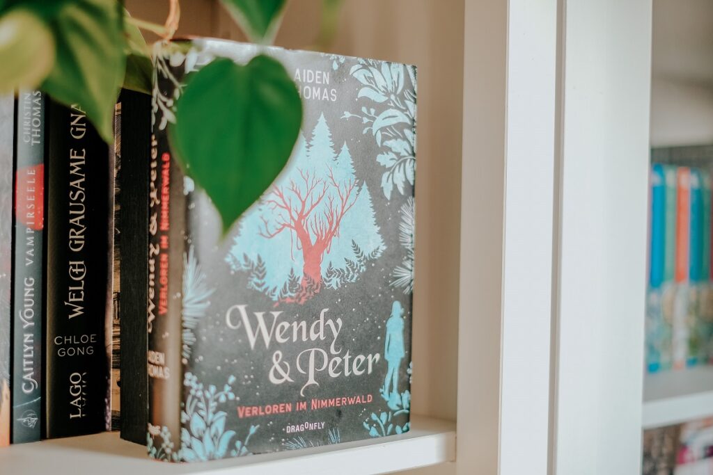 „Wendy & Peter – Verloren im Nimmerwald“, Peter Pan, „Yadriel & Julian – Cemetery Boys“, Aiden Thomas, Dragonfly Verlag, Harper Collins Verlag, Queerbooks, "The Cemetery Boys", Rezensionsexemplar, New York Times Bestseller, Nimmerland