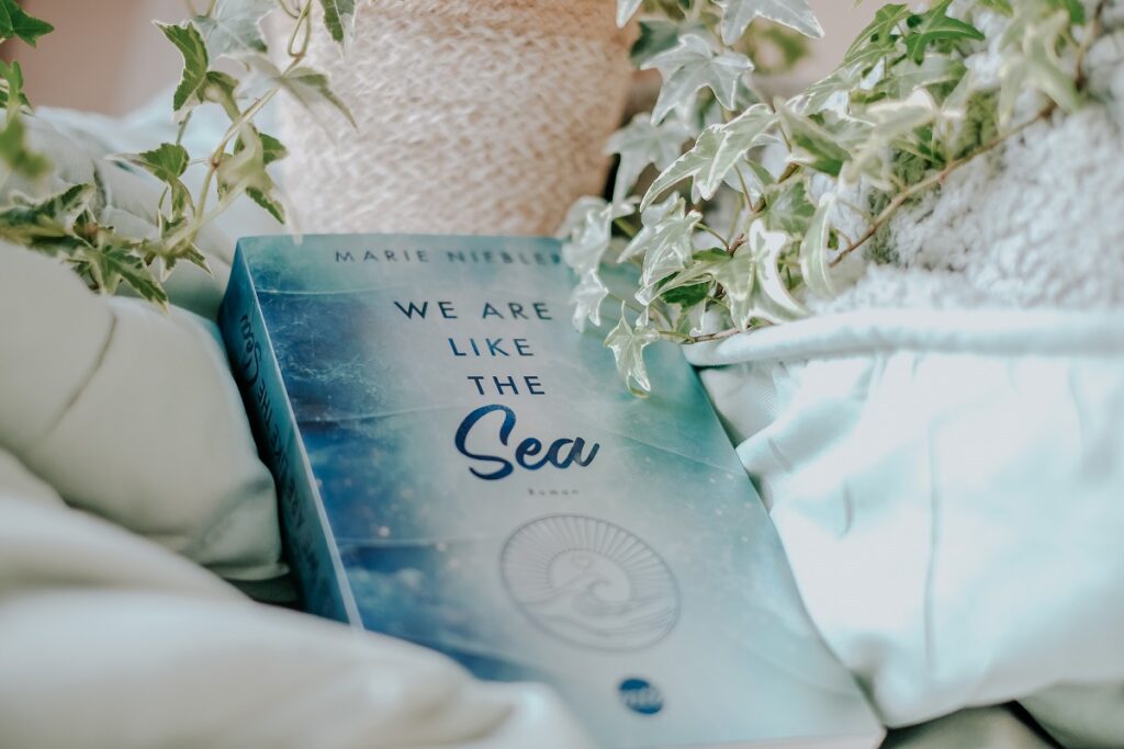 "We are like the sea", HarperCollins Verlag, Marie Niebler, Wohlfühl-Buch, Wohlfühl Buch, emotional, tiefgründig, Lavender, Coast Guard Joanne, "Like Us" Trilogie, New Adult, Romance, Liebesgeschichte, "Schmerz der Vergangenheit", "Nur wer sich der Vergangenheit stellt, gibt auch der Zukunft eine Chance", "9783745703344"