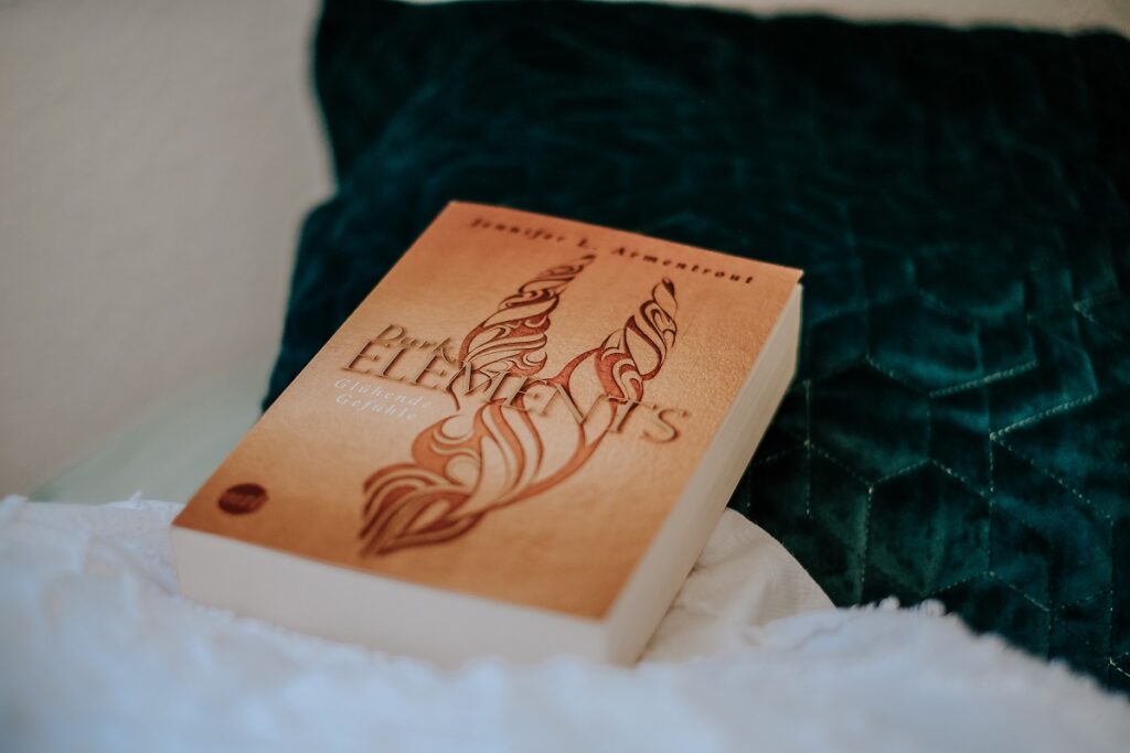 Fantasy, Gargoyle, Zayne, Trinity, Dark Elemenst, Glühende Gefühle, Jennifer L. Armentout, Harpercollins Verlag, vierte Band, Band vier, Spin-off Fortsetzung, starker Charakter, Geheimnis Trinity