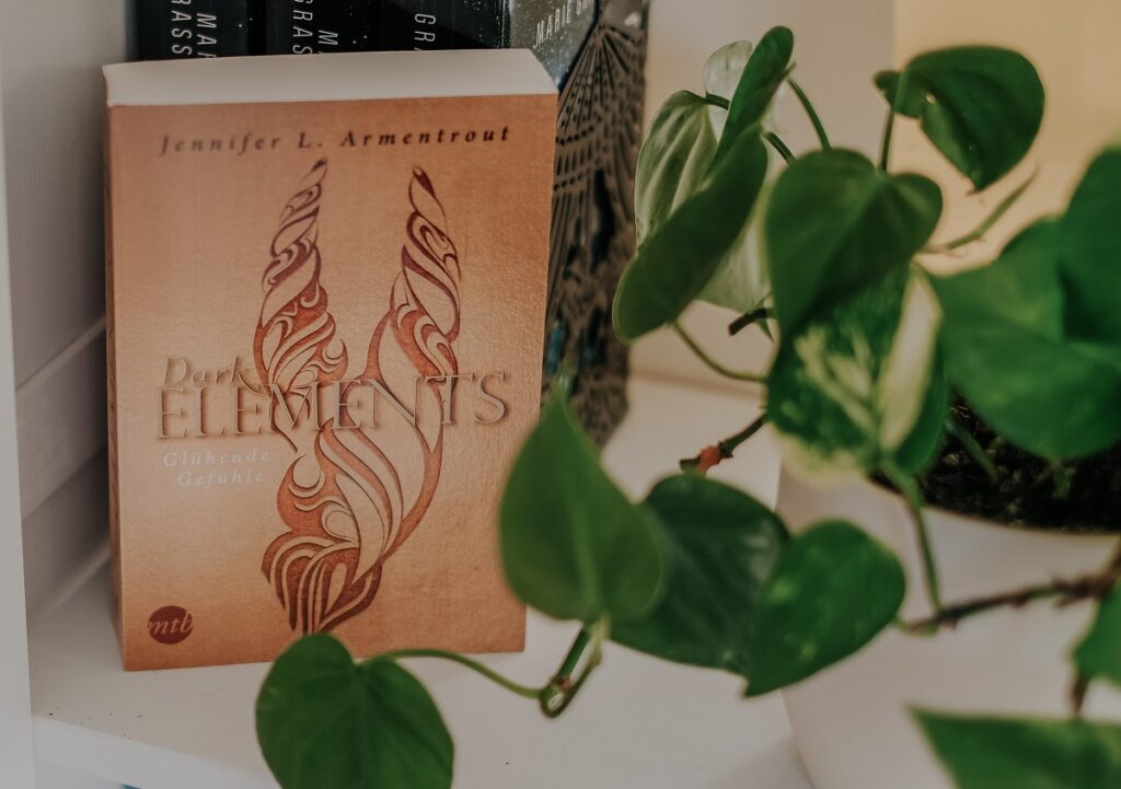 Fantasy, Gargoyle, Zayne, Trinity, Dark Elemenst, Glühende Gefühle, Jennifer L. Armentout, Harpercollins Verlag, vierte Band, Band vier, Spin-off Fortsetzung, starker Charakter, Geheimnis Trinity