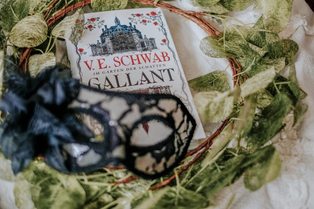 „Gallant – Im Garten der Schatten“, V.E. Schwab, Fischer Verlag, Gallant, Gothic-Roman, Gothic, Düster, mystisch, magie, Schatten, Olivia Prior, Sara Riffel, Petra Huber, „Das unsichtbare Leben der Addie LaRue“, Mysteriös, düster, spannend