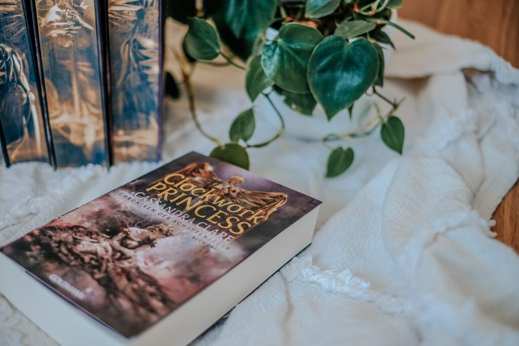 „Clockwork Princess“, Schattenjäger-Trilogie, Cassandra Clare, Goldmann Verlag, Mystery, Tessa, Will, Jem, Clockwork Prince, Clockwork Angel, Bücherbüchse Farbschnitt, Neuauflage