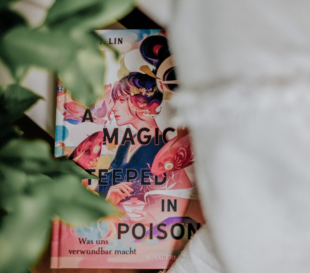 „A Magic Steeped In Poison“, A Magic Steeped in Poison - Was uns verwundbar macht,
Deutsche Ausgabe. Der neue magisch, sinnliche Spiegel Bestseller,
Das Buch der Tee-Magie, Band 1, Judy I. Lin, Fischer Verlag, "Früher betrachtete ich meine Hände mit Stolz. Jetzt kann ich nur noch denken: Das sind die Hände, die meine Mutter begraben haben."