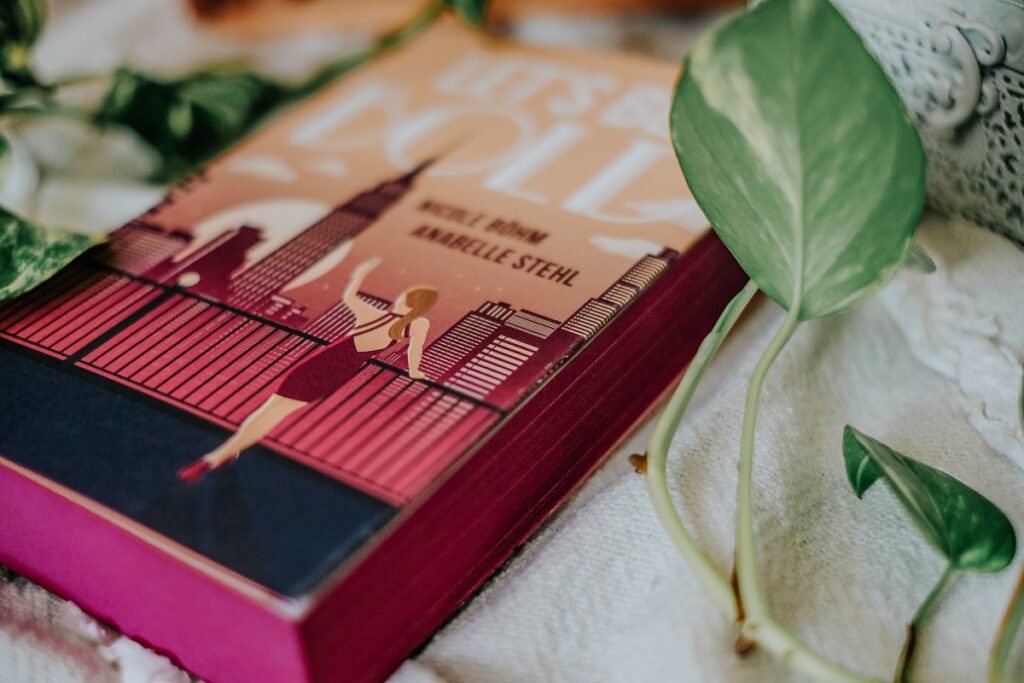 „Let's be bold“, „Let's be wild“, Nicole Böhm, Anabelle Stehl, "zweite Band der New-Adult-Trilogie", Harpercollins Verlag, New Adult, "Be-Wild-Reihe", Autorinnenduo, New York, Freundschaft, Zukunft, Träume und Realität, ISBN: 9783745703696