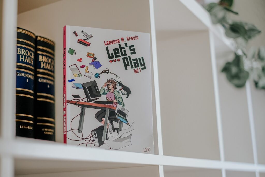 „Let's Play“ Teil 1, Leeanne M. Krecic, Lyx Verlag, Bastei Lübbe, Webtoon, Graphic Novel, Gaming, ISBN: 978-3-7363-2012-3