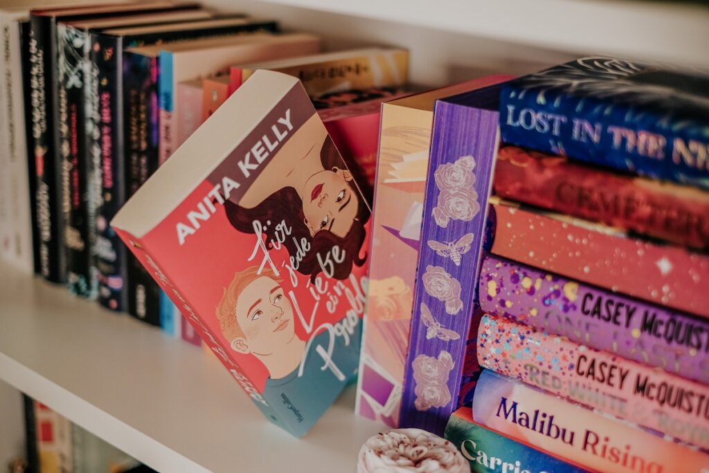 „Für jede Liebe ein Problem“, Anita Kelly, HarperCollins Verlag, nonbinär Charakter, London Parker, Dahlia Woodson, ISBN: 9783365002742, queere RomCom, LGTBQ, Queer Books, Bookstagram