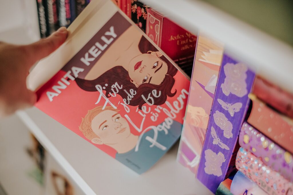 „Für jede Liebe ein Problem“, Anita Kelly, HarperCollins Verlag, nonbinär Charakter, London Parker, Dahlia Woodson, ISBN: 9783365002742, queere RomCom, LGTBQ, Queer Books, Bookstagram