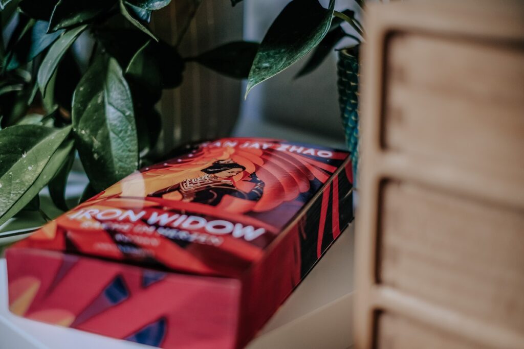 „Iron Widow“ von Xiran Jay Zhao . Erschienen bei Pengalion. Die TikTok-Sensation, Der New-York-Times-Platz-1-Bestseller, farbigem Buchschnitt, limitierter Auflage, Übersetzung Michaela Link, ISBN: 978-3-7645-3288-8, Magie, Qi-Magie, Zetian, LGTBQ, Non-Binäre Identitäten, Poly-Amuröse Beziehungen, Asien