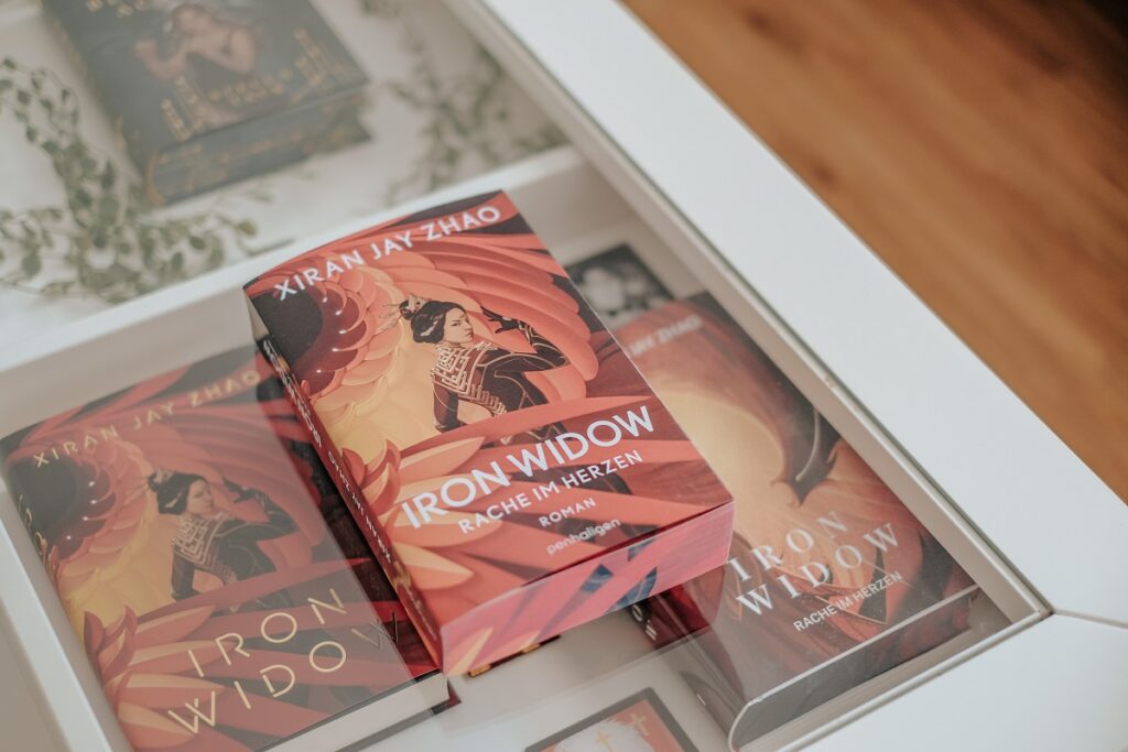 „Iron Widow“ von Xiran Jay Zhao . Erschienen bei Pengalion. Die TikTok-Sensation, Der New-York-Times-Platz-1-Bestseller, farbigem Buchschnitt, limitierter Auflage, Übersetzung Michaela Link, ISBN: 978-3-7645-3288-8, Magie, Qi-Magie, Zetian, LGTBQ, Non-Binäre Identitäten, Poly-Amuröse Beziehungen, Asien