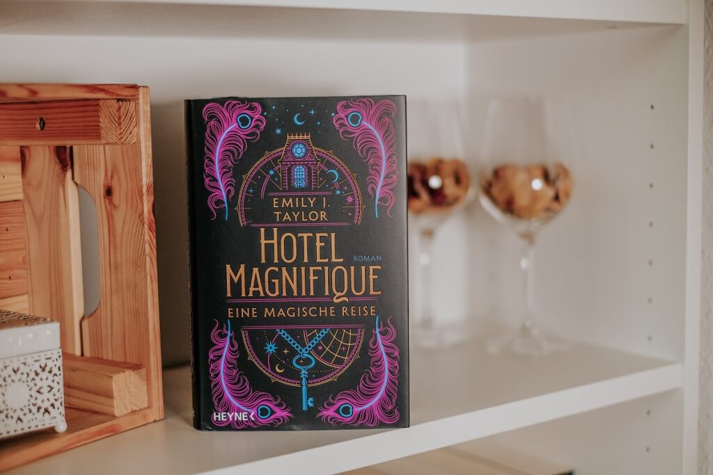 „Hotel Magnifigue“, Emily J. Taylor, Heyne, Fantasy Book, Mystik, Chest of Fandoms, Special Edition, Übersetzung: Bettina Spangler, ISBN: 978-3-453-32196-0