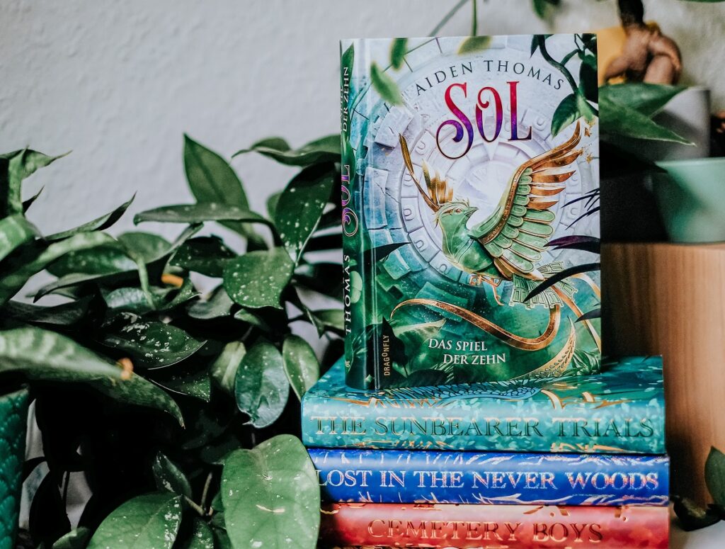 „Sol“, Aiden Thomas, „Yadriel & Julian – Cemetery Boys“, Aiden Thomas, Dragonfly Verlag, Harper Collins Verlag, Queerbooks, "The Cemetery Boys", Rezensionsexemplar, New York Times Bestseller, Übersetzung: Sylvia Bieker & Carina Schnell, Hardcover, Farbschnitt, ISBN: 9783748802419