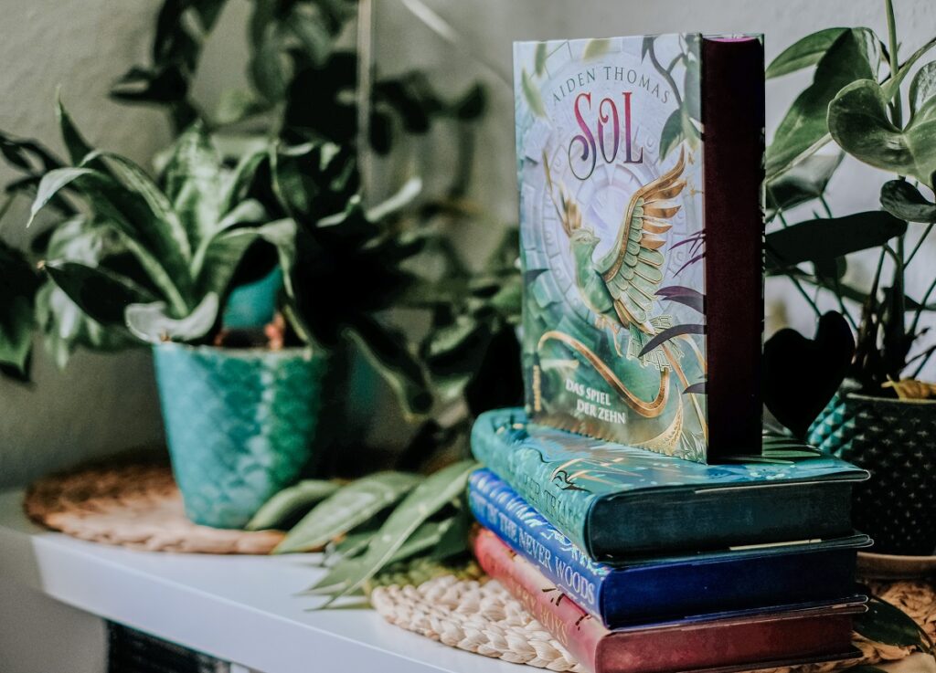 „Sol“, Aiden Thomas, „Yadriel & Julian – Cemetery Boys“, Aiden Thomas, Dragonfly Verlag, Harper Collins Verlag, Queerbooks, "The Cemetery Boys", Rezensionsexemplar, New York Times Bestseller, Übersetzung: Sylvia Bieker & Carina Schnell, Hardcover, Farbschnitt, ISBN: 9783748802419