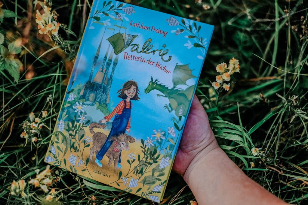 „Valerie – Retterin der Bücher", Kathleen Freitag, Dragonfly Verlag, Kinderbücher, Dragonfly Verlag, Harpercollins Verlag, Kinderbuch, Drachen, Ritter, Erstleser, Vorlesen, Illustration: Katja Jäger, ISBN: 9783748802013, Hardcover, Grundschule