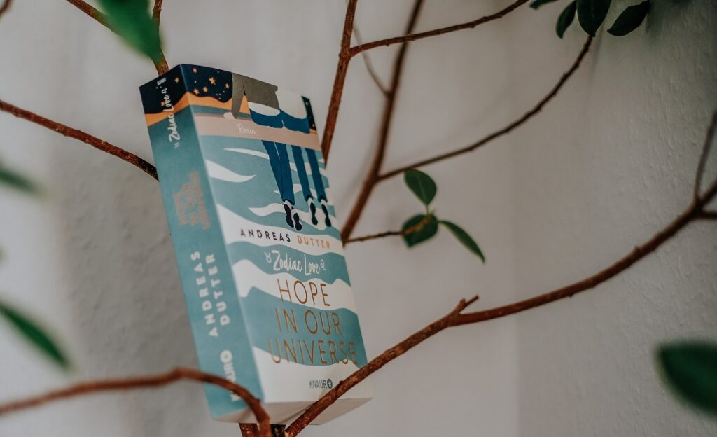 „Zodiac Love: Hope in our universe“, Andreas Dutter, Knaur Verlag, Droemer Knaur, Zodiac-Love-Reihe, LGTBQ, Queer Books, New Adult, Lovestory, Quinn, Takeru, „Zodiac Love: Starlight in our dreams“, ISBN: 978-3-426-46656-8