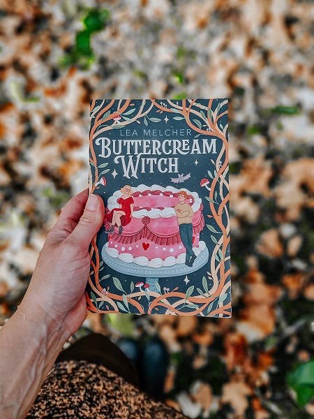 „Buttercream Witch“, Lea Melcher, Selfpublishing, Iluustratorin, Millie Battersea, Maus, Fledermaus, Remington, Highlight, ISBN: 978-3982575391, schwarz-weiß Illustrationen der Autorin, Fantasybooks, Cozy Vibes, Hexen Bücher, Herbst