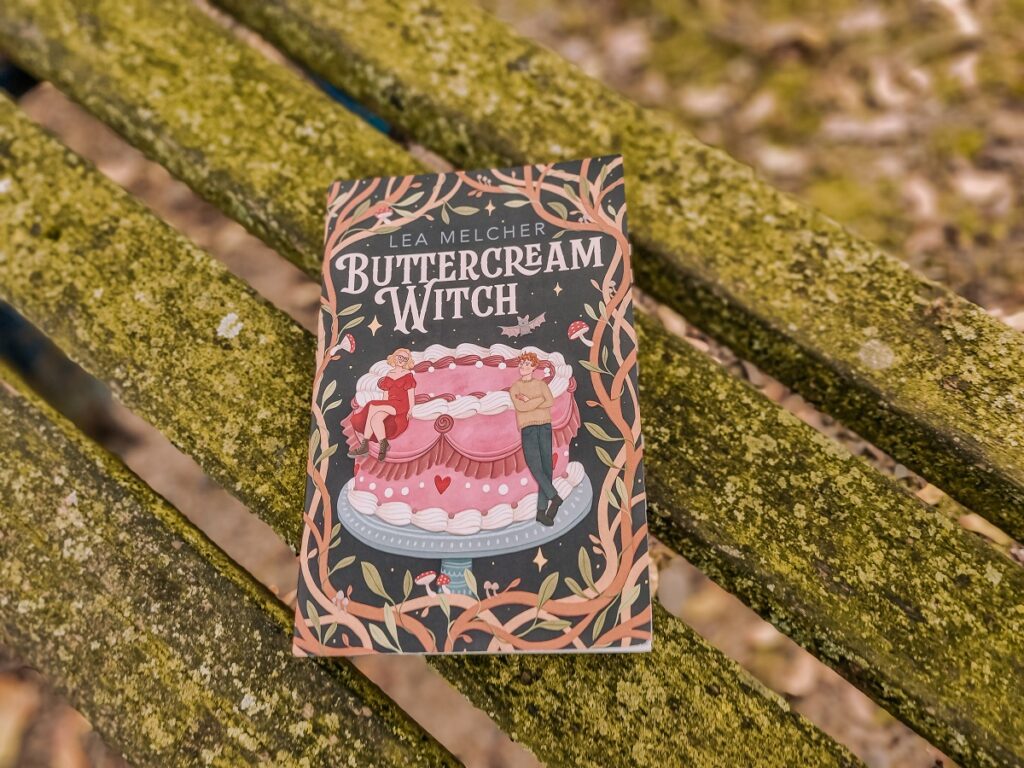 „Buttercream Witch“, Lea Melcher, Selfpublishing, Iluustratorin, Millie Battersea, Maus, Fledermaus, Remington, Highlight, ISBN: 978-3982575391, schwarz-weiß Illustrationen der Autorin, Fantasybooks, Cozy Vibes, Hexen Bücher, Herbst