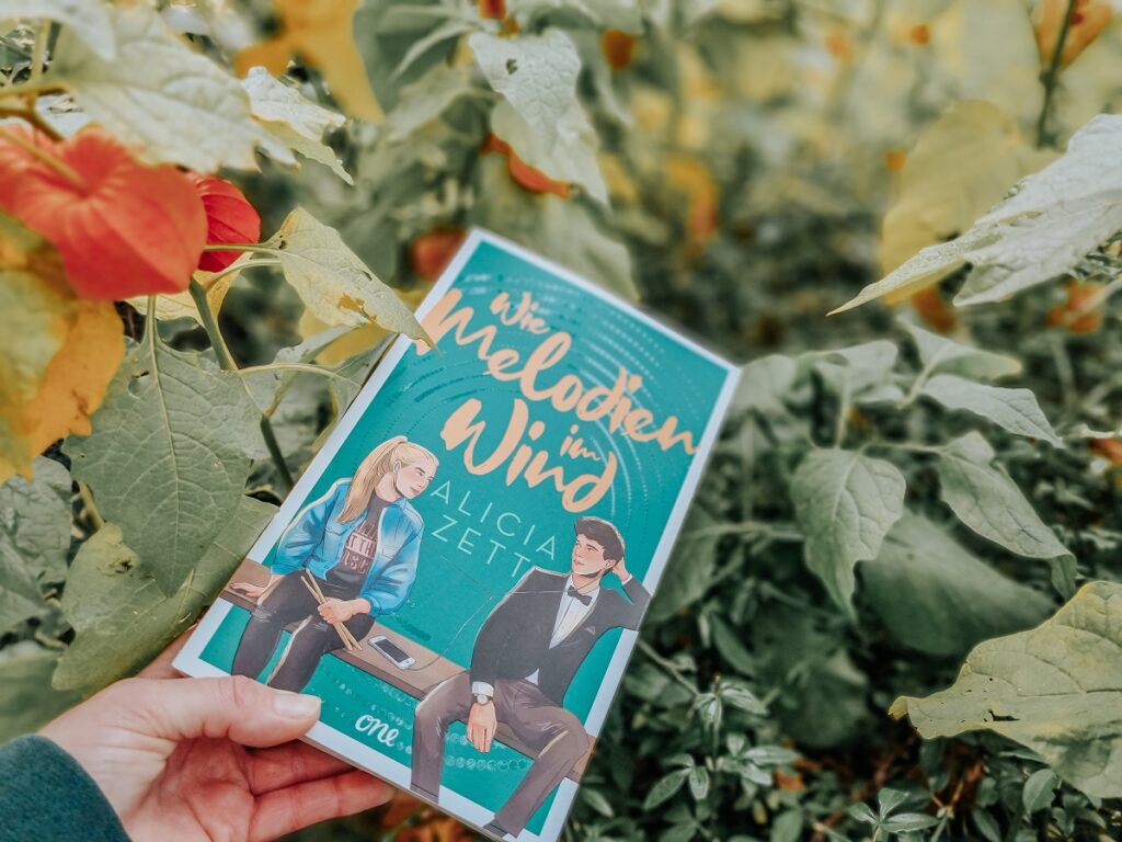 „Wie Melodien im Wind“, Alicia Zett, One Verlag, Spiegel-Bestseller-Autorin, LGBTQ Books, Bastei Lübbe, Musik, Schlagzeug, Friends-to-Lovers, royale Vibes, ganz viel Musik sowie Mental-Health-Themen, Liebe-Ist-Reihe, Altersempfehlung: ab 14 Jahren, ISBN: 978-3-8466-0183-9