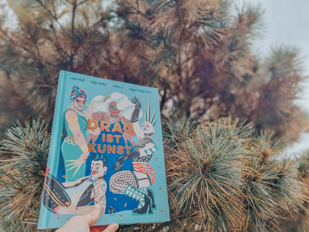 „Drag ist Kunst“, Jake Hall, Sofie Birkin, Helen Li und Jasjiyot Singh Hans, Katalyst Verlag, Drag Queen, Drag King, LGBTQ, Stonewall Riots, Queerbooks, Illustriert von Jasjyot Singh Hans, Helen Li und Sofie Birkin, Übersetzt von Luca Mael Milsch, ISBN: 9783949315251