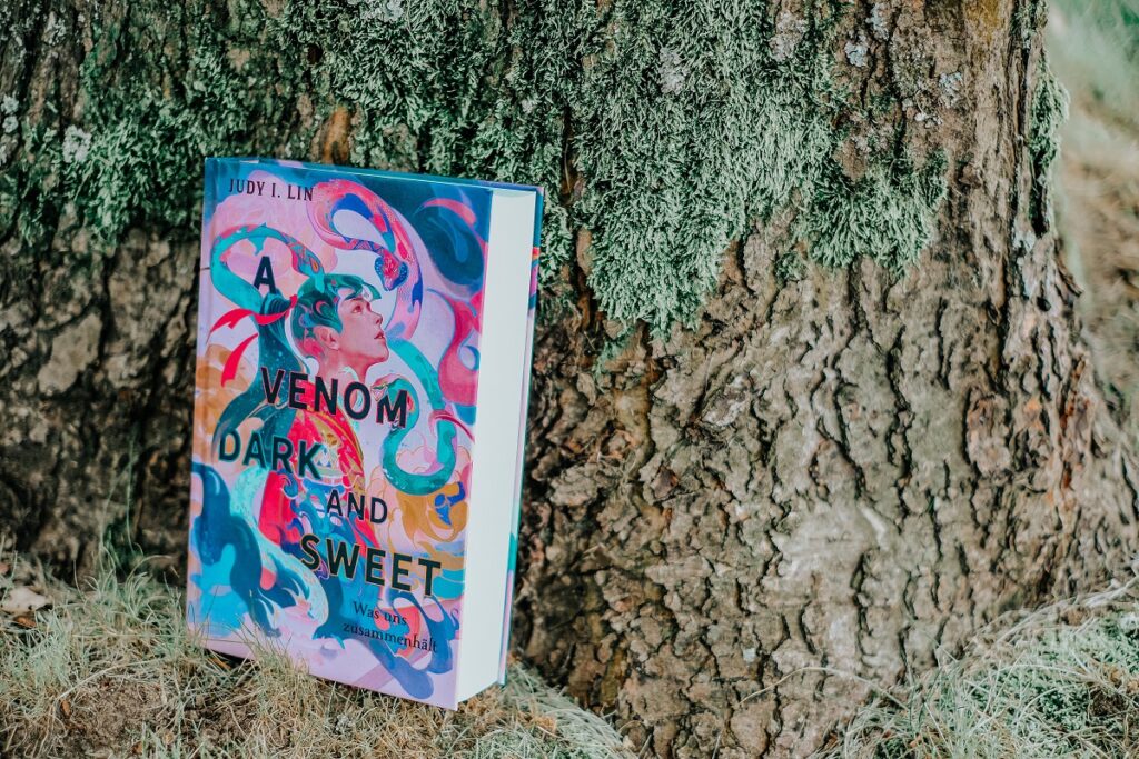 „A Venom Dark and Sweet“, Judy I. Lin, Fischer Verlag, Das Buch der Tee-Magie, Band 2, Übersetzung von: Michaela Kolodziejcok, ISBN: 978-3-7373-7223-7, A Magic Steeped in Poison, A Magic Steeped in Poison – Was uns verwundbar macht, A Venom Dark and Sweet – Was uns zusammenhält, Jugendbuch, Dilogie, Fantasy, deutsche Ausgabe zu "Das Buch der Tee-Magie", Fantasy Buch, Tee