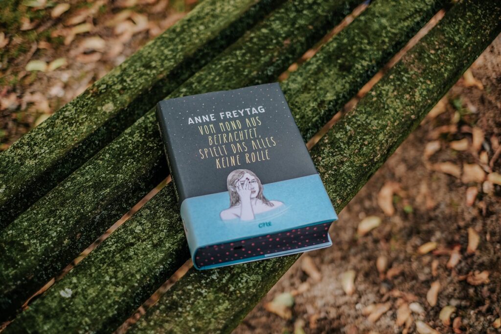 „Vom Mond aus betrachtet, spielt das alles keine Rolle“, Anne Freytag, One Verlag, SBN: 978-3-8466-0190-7, Bastei Lübbe, Ein Buch für junge Erwachsene, Selbstfindung, Selbstzweifel, Queerbooks, LGBTQ, Liebesgeschichte, New Adult