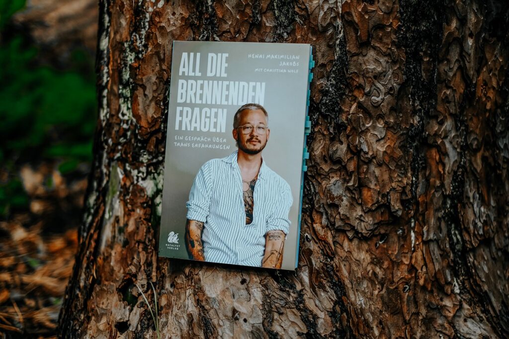 „All die brennenden Fragen“, Henri Maximillian Jakobs, Katalyst Verlag, Zuckersüß Verlag, Christina Wolf, Interview, Psychotherapie, Empfehlung, Binär, nicht binär, trans sein, LGBTQ, Queerbooks, queer, ISBN 9783949315282, Linus Giese