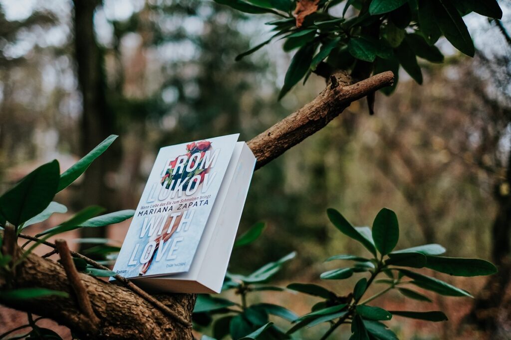 „From Lukov with Love“, Mariana Zapata, Blanvalet Verlag, Enemies to Lovers Trope, Fairyloot, Originalverlag: Headline London 2022, ISBN: 978-3-7341-1324-6, Romance, Lovestory, Liebesgeschichte, Eiskunstlaufen, Wintersport, Winter, Übersetzt von Anika Klüver, Slow-burn-romance, slow burn